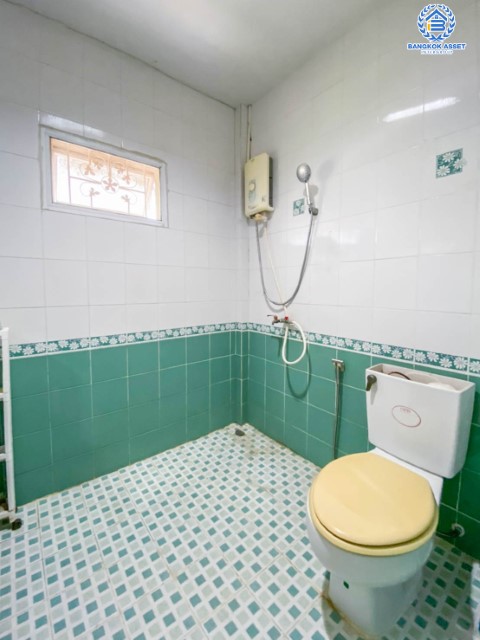 ทาวน์เฮ้าส์มือสองย่านนนทบุรี ม. นวรัตน์ บางกรวย-ไทรน้อย หลังมุม! เนื้อที่ 36.6 ตร.ว. ฟังก์ชัน 2 ห้องนอน 2 ห้องน้ำ บ้านสวยพร้อมอยู่ เป็นส่วนตัว พร้อมต่อเติมหลังคาหน้าบ้าน บนทำเลดี เชื่อมต่อถ.กาญจนาภิเษก ใกล้รถไฟฟ้าสายสีม่วง "สถานีตลาดบางใหญ่" และทางด่วน "กาญจนาภิเษก"